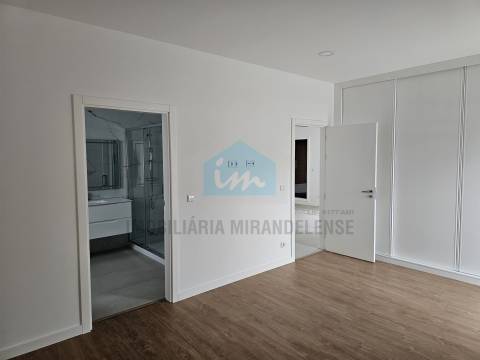 Moradia moderna com 4 suites localizada numa zona calma e residencial da cidade de Mirandela