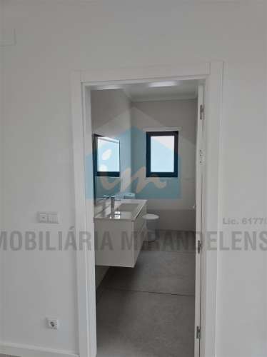 Moradia moderna com 4 suites localizada numa zona calma e residencial da cidade de Mirandela