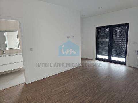 Moradia moderna com 4 suites localizada numa zona calma e residencial da cidade de Mirandela