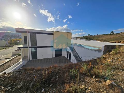 Moradia moderna com piscina exterior em Mirandela