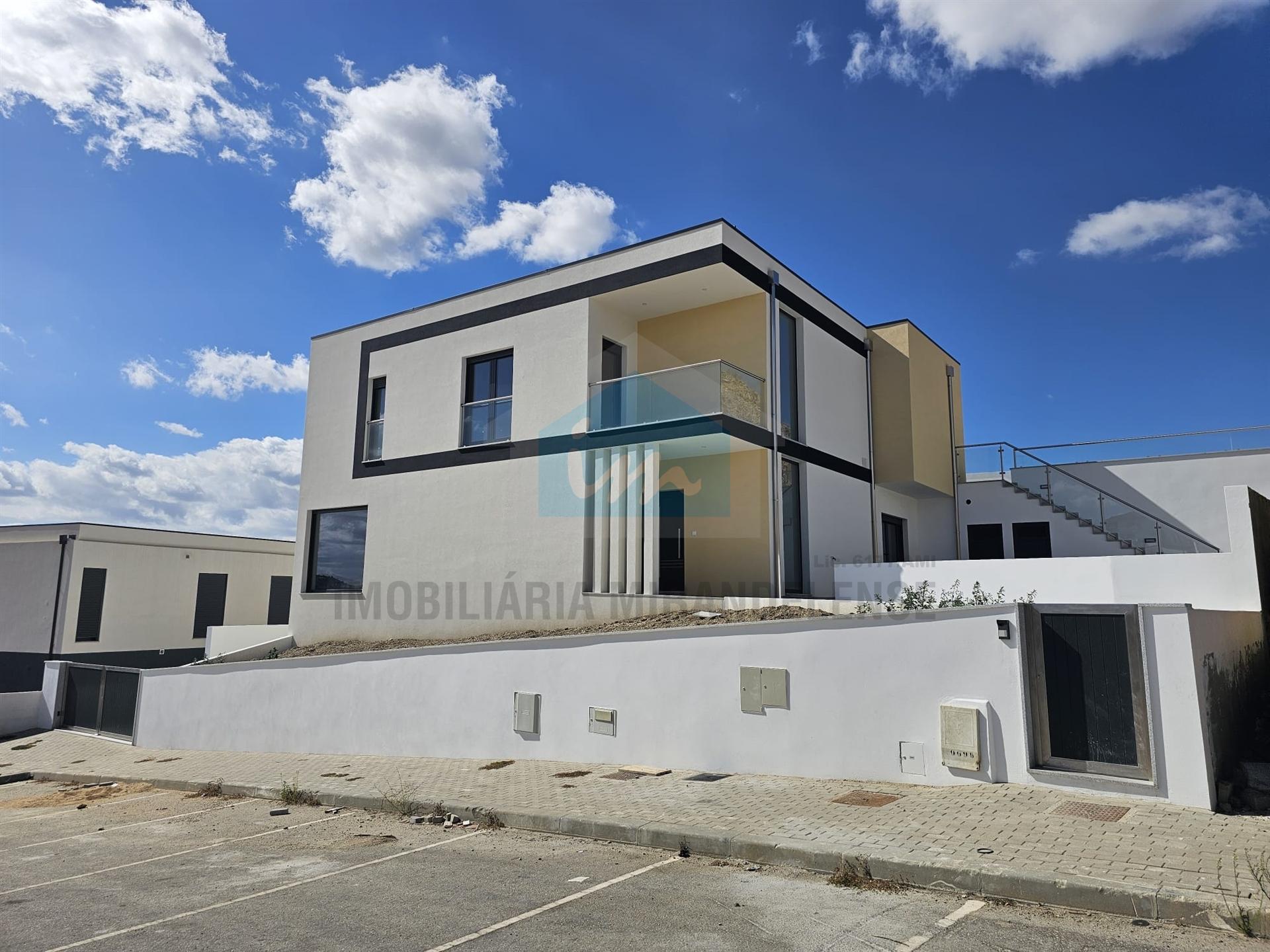 Moradia moderna com piscina exterior em Mirandela