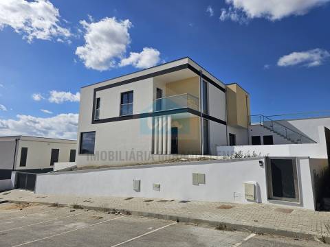 Moradia moderna com piscina exterior em Mirandela