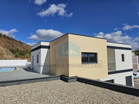 Moradia moderna com piscina exterior em Mirandela
