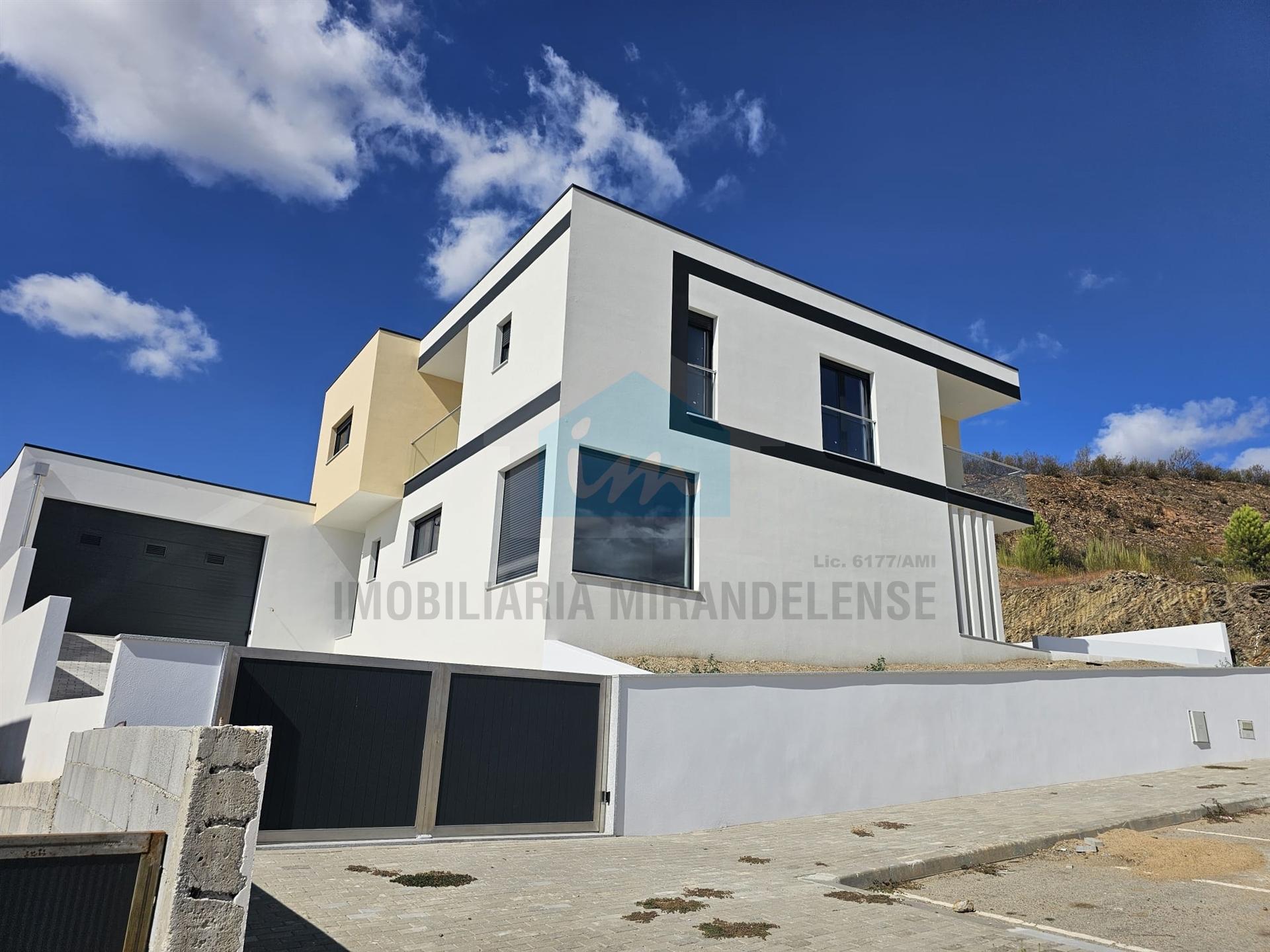 Moradia moderna com piscina exterior em Mirandela