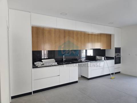 Moradia moderna com piscina exterior em Mirandela