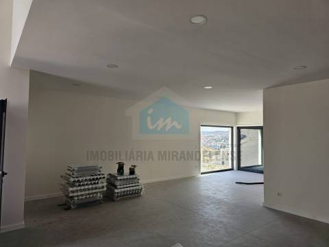 Moradia moderna com piscina exterior em Mirandela