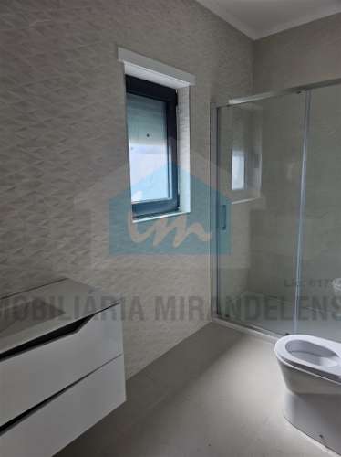 Moradia moderna com piscina exterior em Mirandela