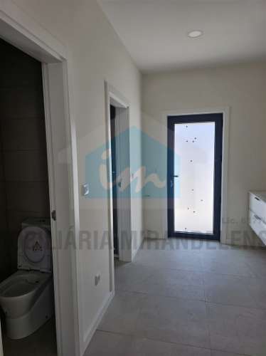 Moradia moderna com piscina exterior em Mirandela