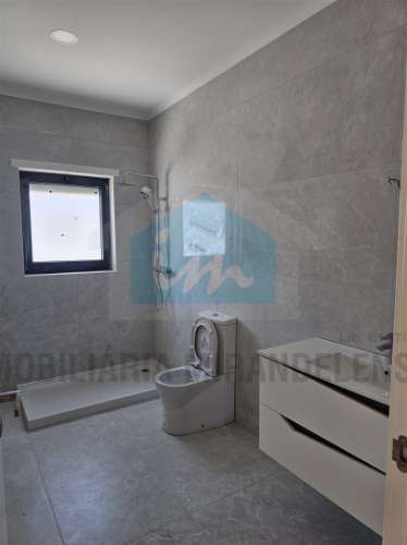 Moradia moderna com piscina exterior em Mirandela