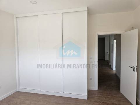 Moradia moderna com piscina exterior em Mirandela