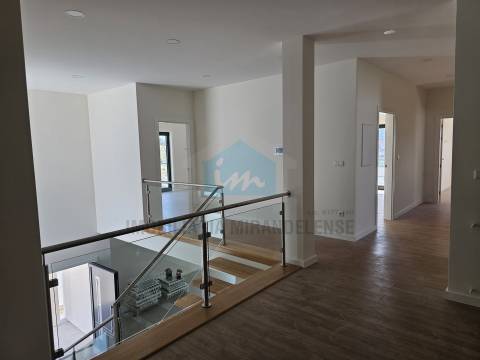 Moradia moderna com piscina exterior em Mirandela