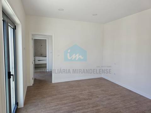 Moradia moderna com piscina exterior em Mirandela