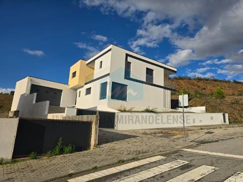 Moradia moderna com piscina exterior em Mirandela