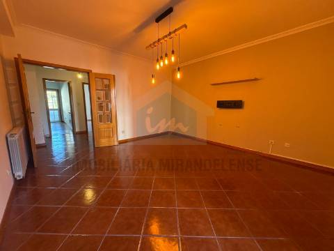 Apartamento T2 para venda com duas frentes e uma ótima localização