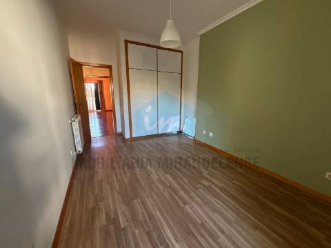 Apartamento T2 para venda com duas frentes e uma ótima localização