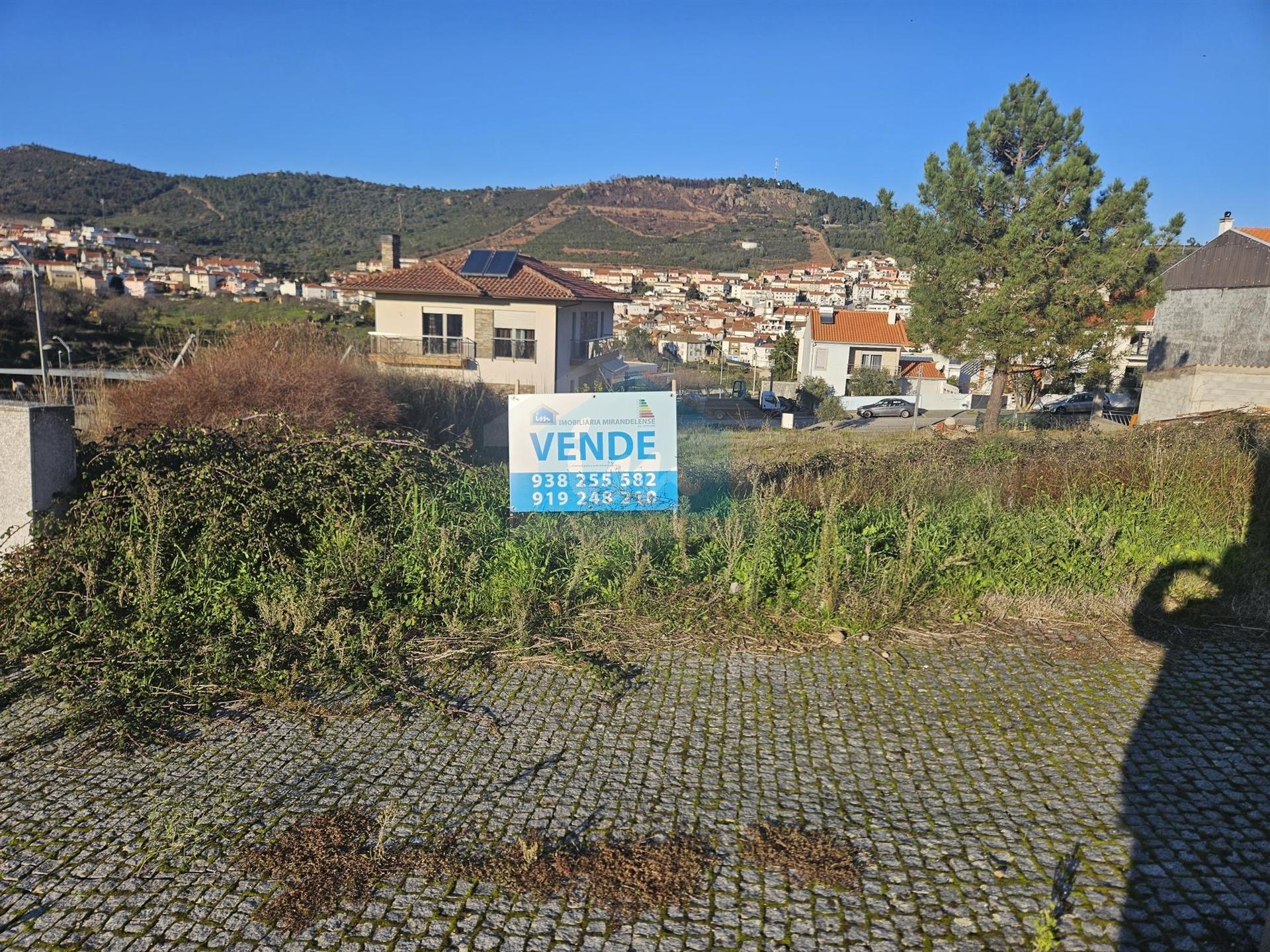 Lote de terreno para construção de uma moradia geminada de 2 frentes em Vila Flor