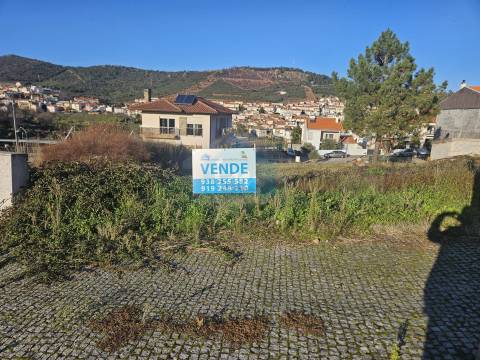 Lote de terreno para construção de uma moradia geminada de 2 frentes em Vila Flor