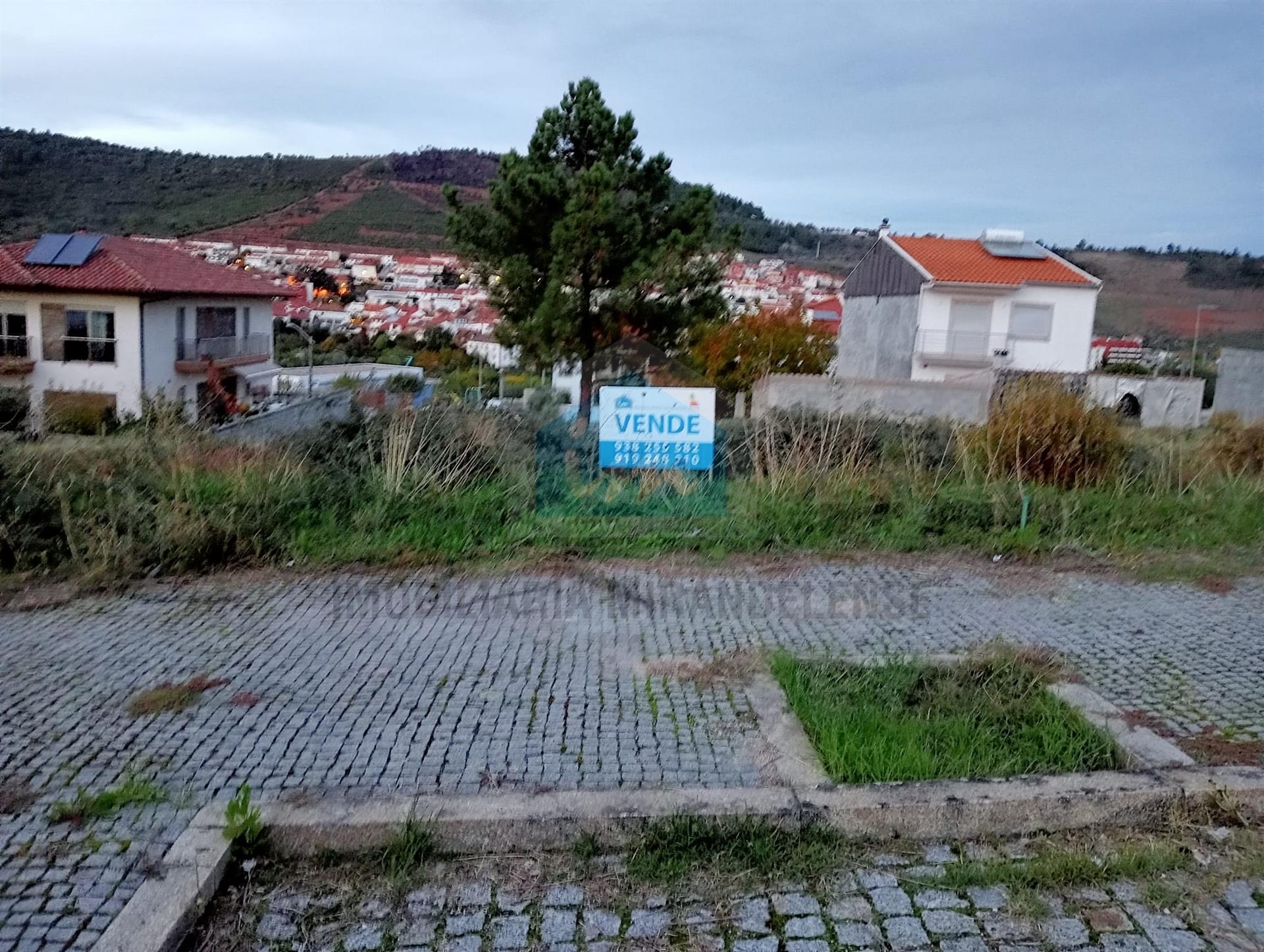 Lote de terreno para construção de uma moradia geminada de 2 frentes em Vila Flor