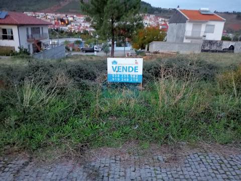 Lote de terreno para construção de uma moradia geminada de 2 frentes em Vila Flor