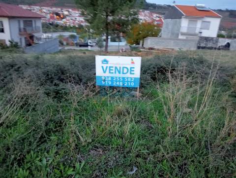 Lote de terreno para construção de uma moradia geminada de 2 frentes em Vila Flor