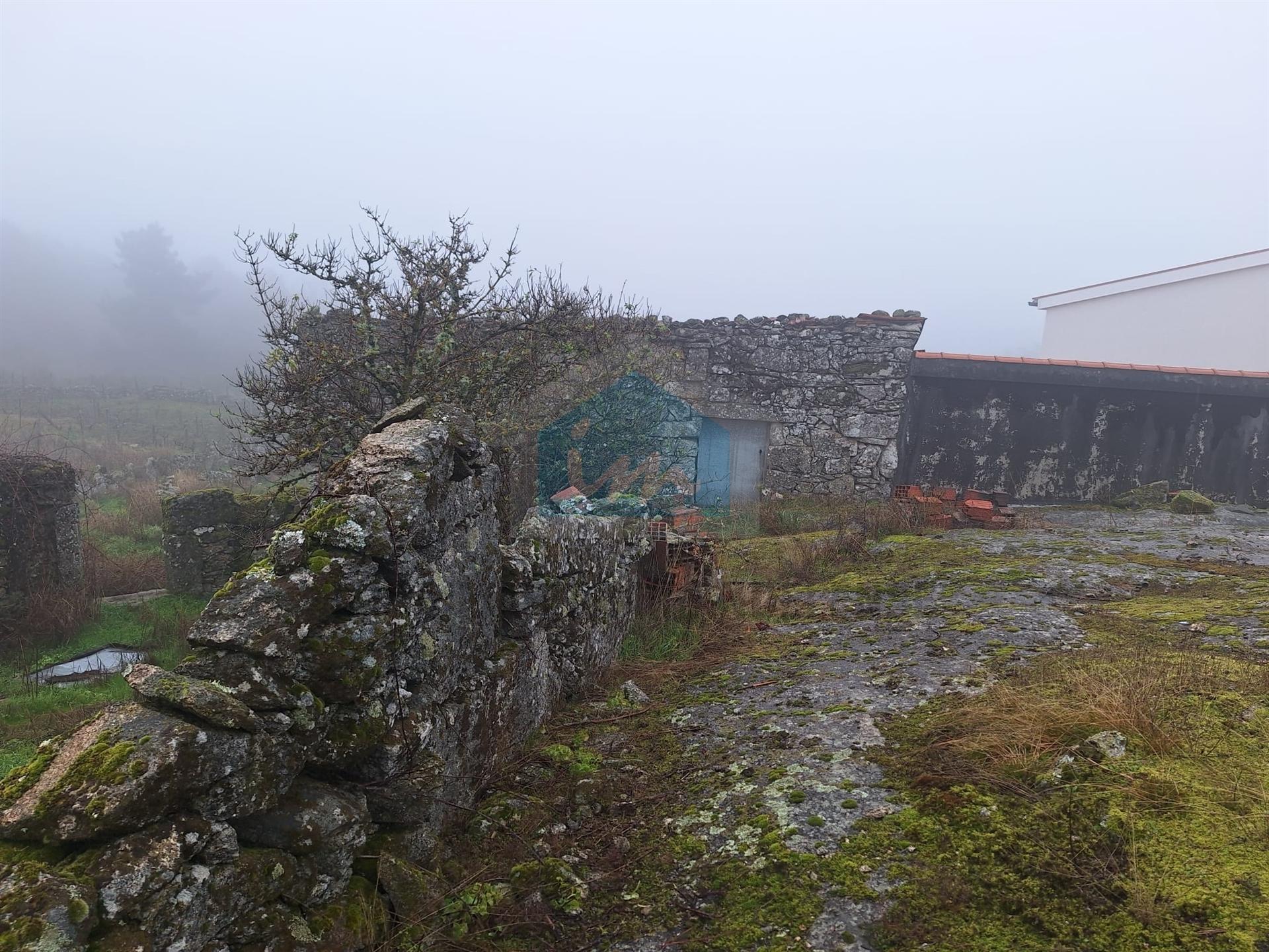 Moradia em ruínas para reconstrução em Vilares - Murça