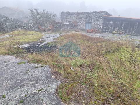 Moradia em ruínas para reconstrução em Vilares - Murça