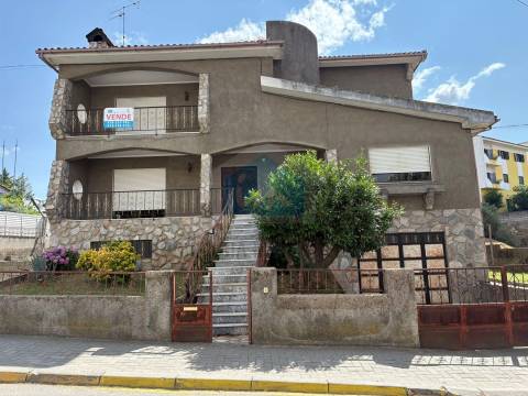 Moradia T4 à venda em Mirandela