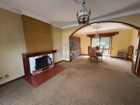 Moradia T4 à venda em Mirandela