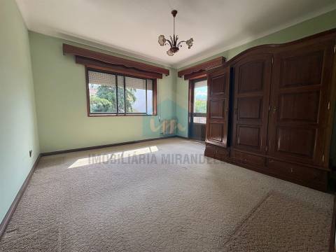 Moradia T4 à venda em Mirandela