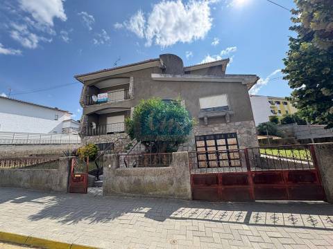 Moradia T4 à venda em Mirandela