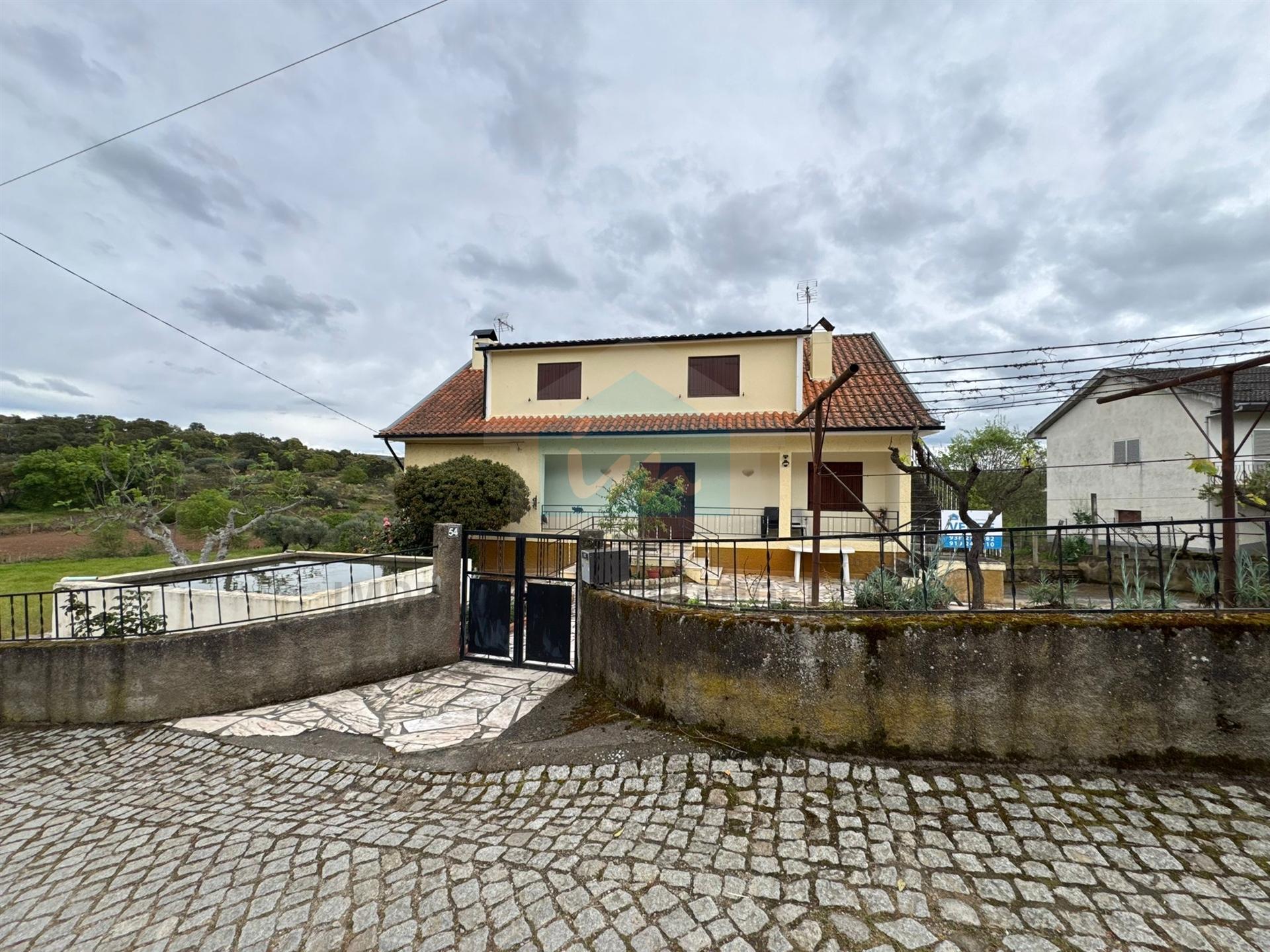 Moradia para venda em Abambres com 4 prédios rústicos anexos, totalizando 4.817m² de área de terreno