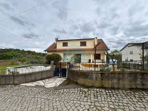 Moradia para venda em Abambres com 4 prédios rústicos anexos, totalizando 4.817m² de área de terreno