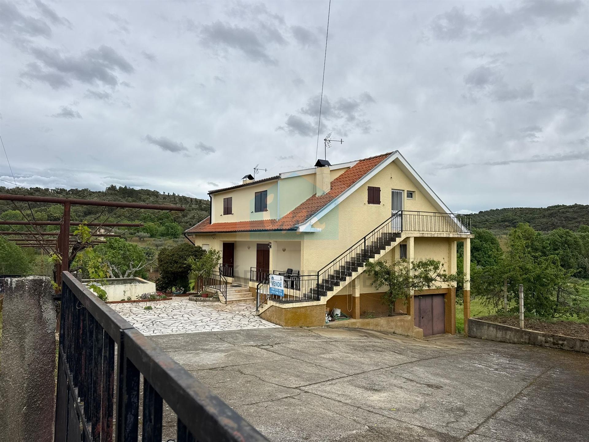 Moradia para venda em Abambres com 4 prédios rústicos anexos, totalizando 4.817m² de área de terreno