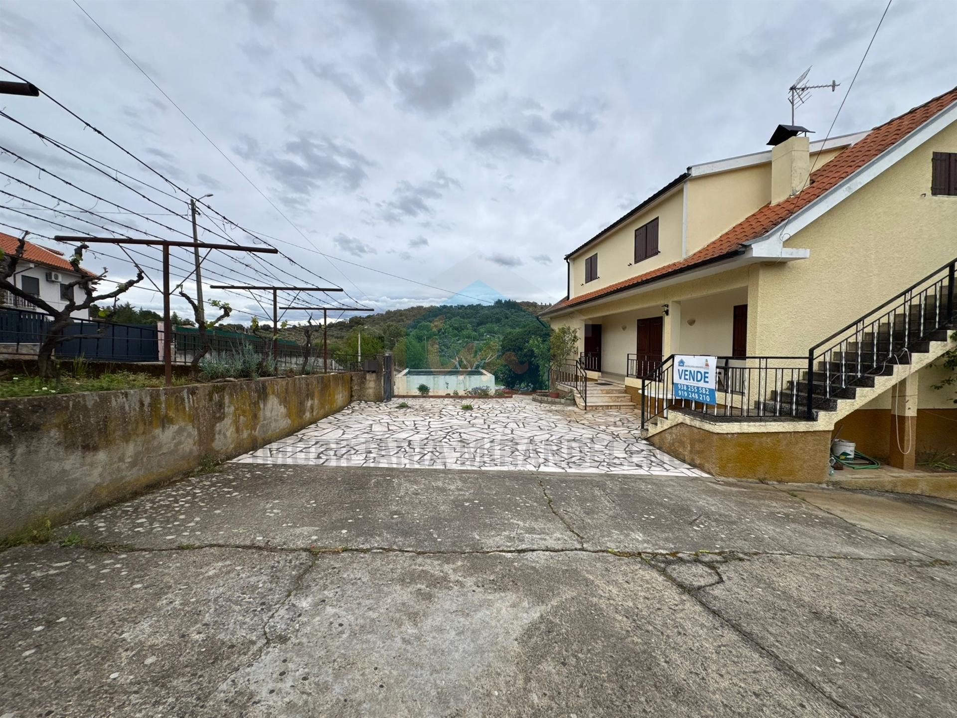Moradia para venda em Abambres com 4 prédios rústicos anexos, totalizando 4.817m² de área de terreno
