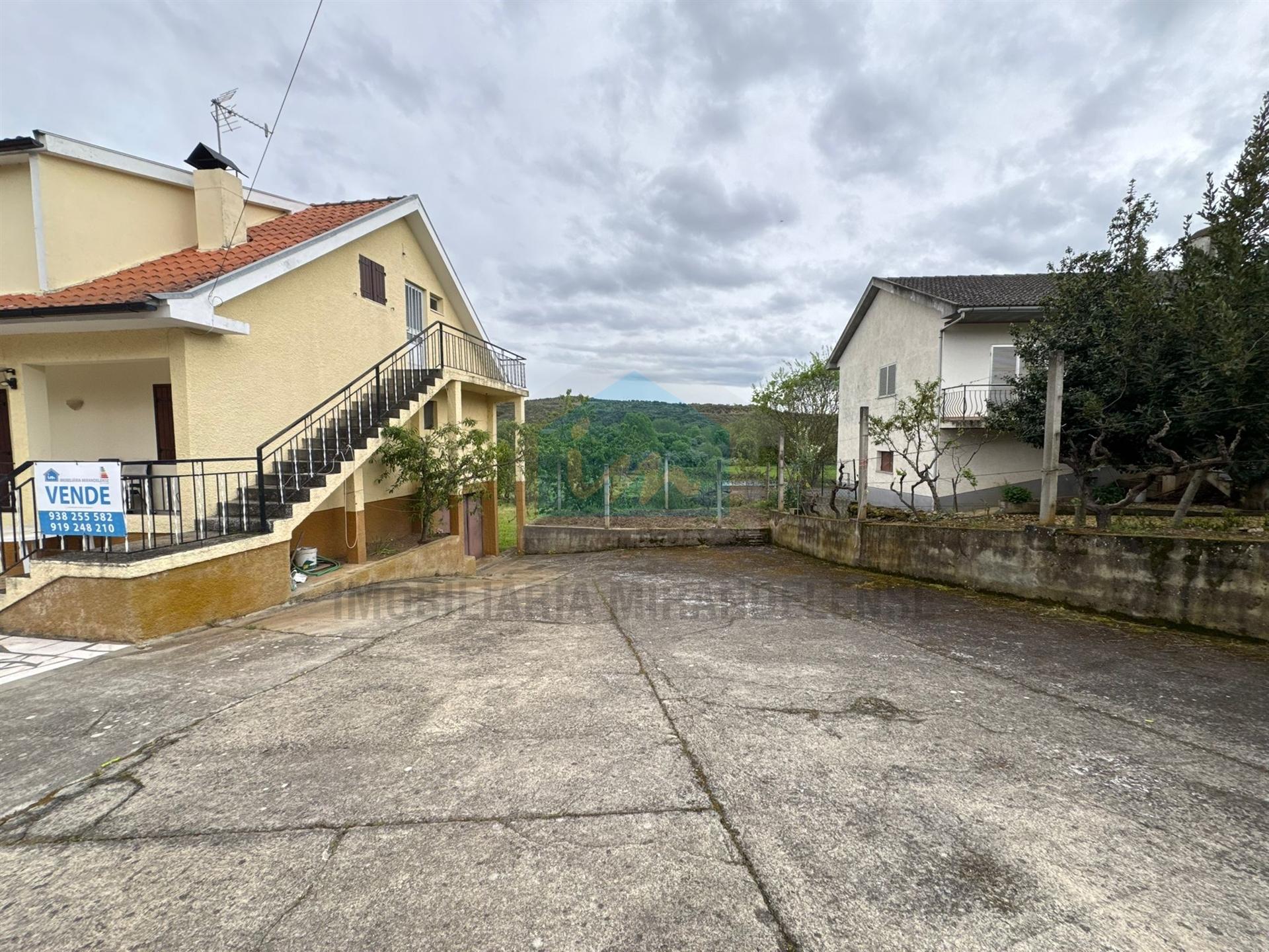 Moradia para venda em Abambres com 4 prédios rústicos anexos, totalizando 4.817m² de área de terreno