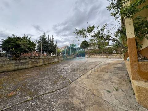 Moradia para venda em Abambres com 4 prédios rústicos anexos, totalizando 4.817m² de área de terreno