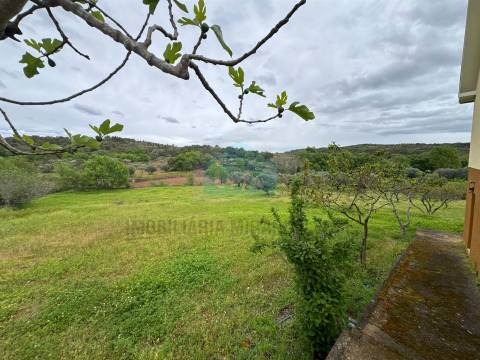 Moradia para venda em Abambres com 4 prédios rústicos anexos, totalizando 4.817m² de área de terreno