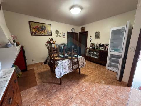 Moradia para venda em Abambres com 4 prédios rústicos anexos, totalizando 4.817m² de área de terreno