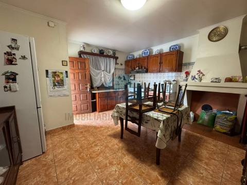 Moradia para venda em Abambres com 4 prédios rústicos anexos, totalizando 4.817m² de área de terreno