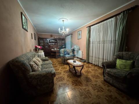 Moradia para venda em Abambres com 4 prédios rústicos anexos, totalizando 4.817m² de área de terreno