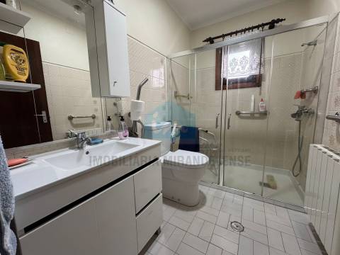 Moradia para venda em Abambres com 4 prédios rústicos anexos, totalizando 4.817m² de área de terreno