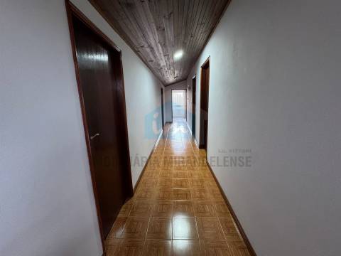 Moradia para venda em Abambres com 4 prédios rústicos anexos, totalizando 4.817m² de área de terreno