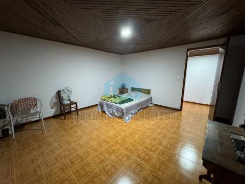 Moradia para venda em Abambres com 4 prédios rústicos anexos, totalizando 4.817m² de área de terreno