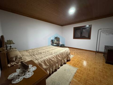 Moradia para venda em Abambres com 4 prédios rústicos anexos, totalizando 4.817m² de área de terreno