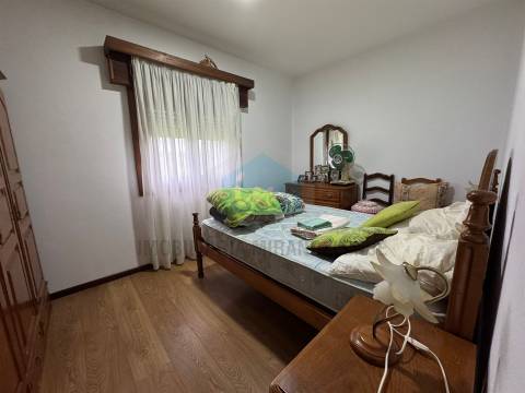 Moradia para venda em Abambres com 4 prédios rústicos anexos, totalizando 4.817m² de área de terreno