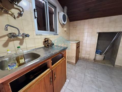 Moradia para venda em Abambres com 4 prédios rústicos anexos, totalizando 4.817m² de área de terreno