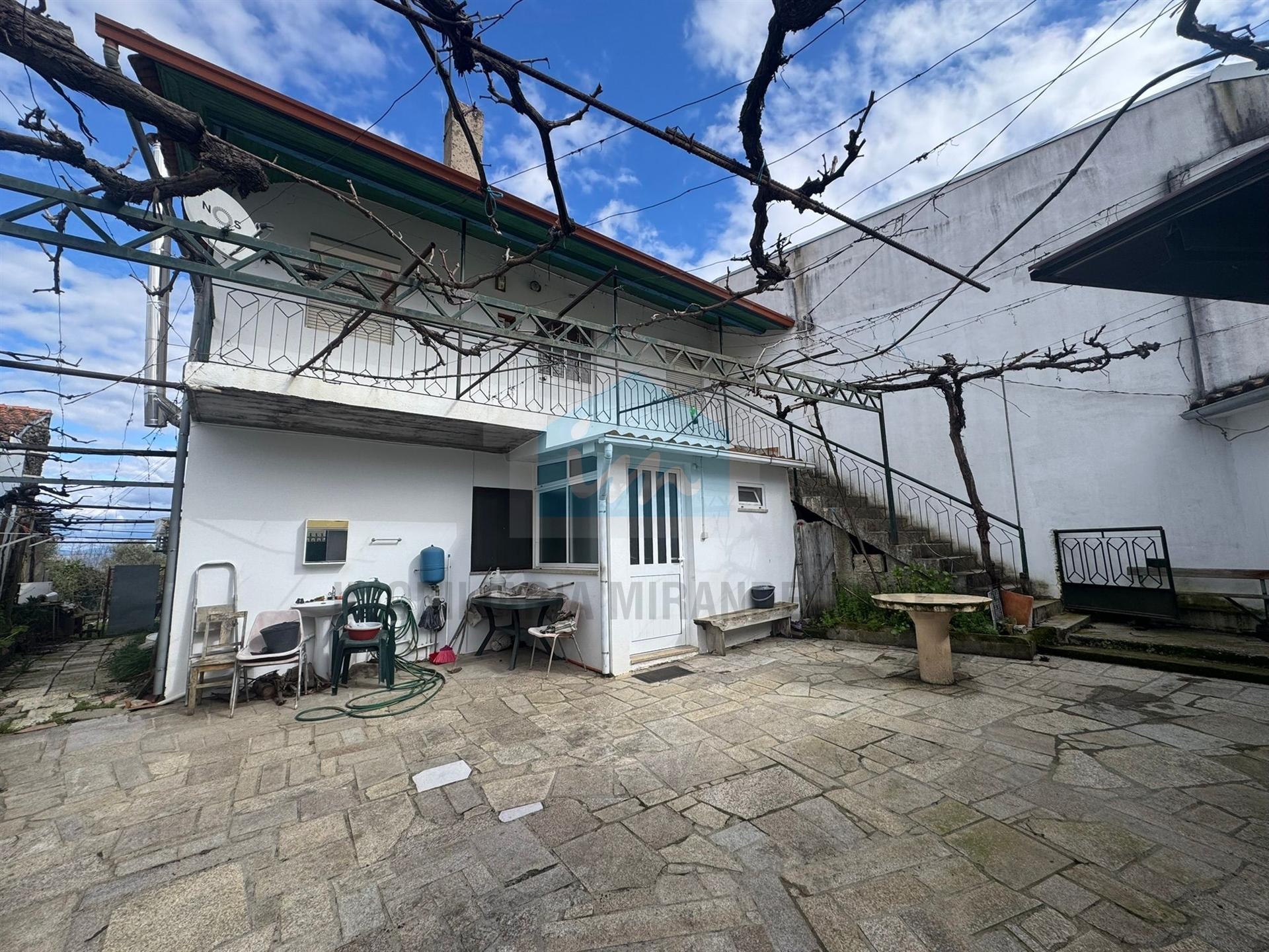 Moradia em Suçães com mais 7,5 hectares de terrenos anexos