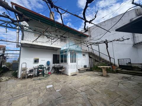 Moradia em Suçães com mais 7,5 hectares de terrenos anexos