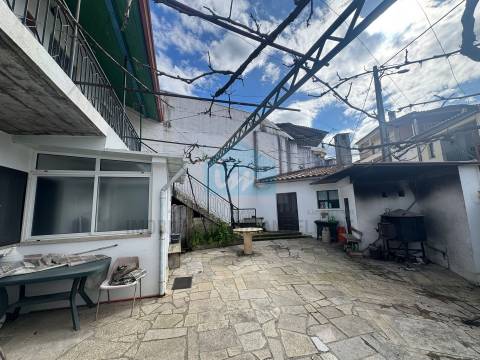 Moradia em Suçães com mais 7,5 hectares de terrenos anexos