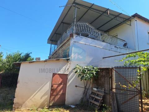 Moradia em Suçães com mais 7,5 hectares de terrenos anexos